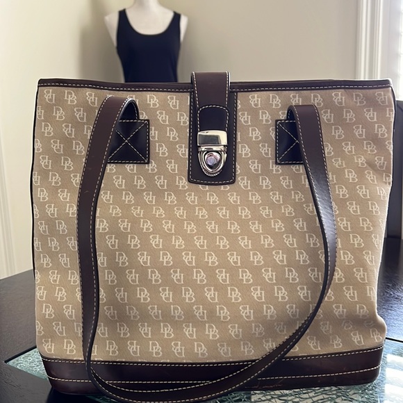 Dooney & Bourke Handbags - DOONEY & BOURKE Signature Beige Canvas Large Tote bag